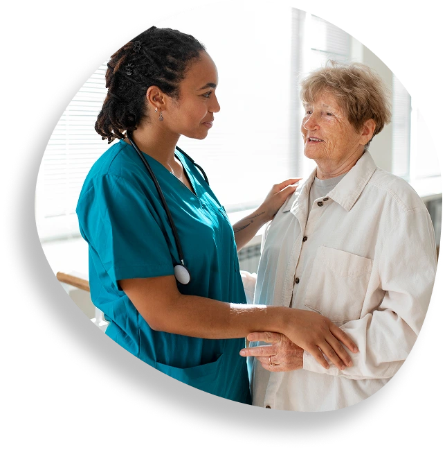 Enfermeira cuidando de idosa em casa